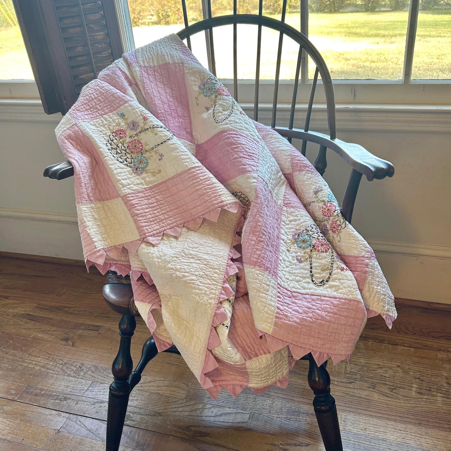 Simply Beautiful Vintage Handmade Embroidered Floral Baskets Pink and White Quilt with Prairie Points Trim