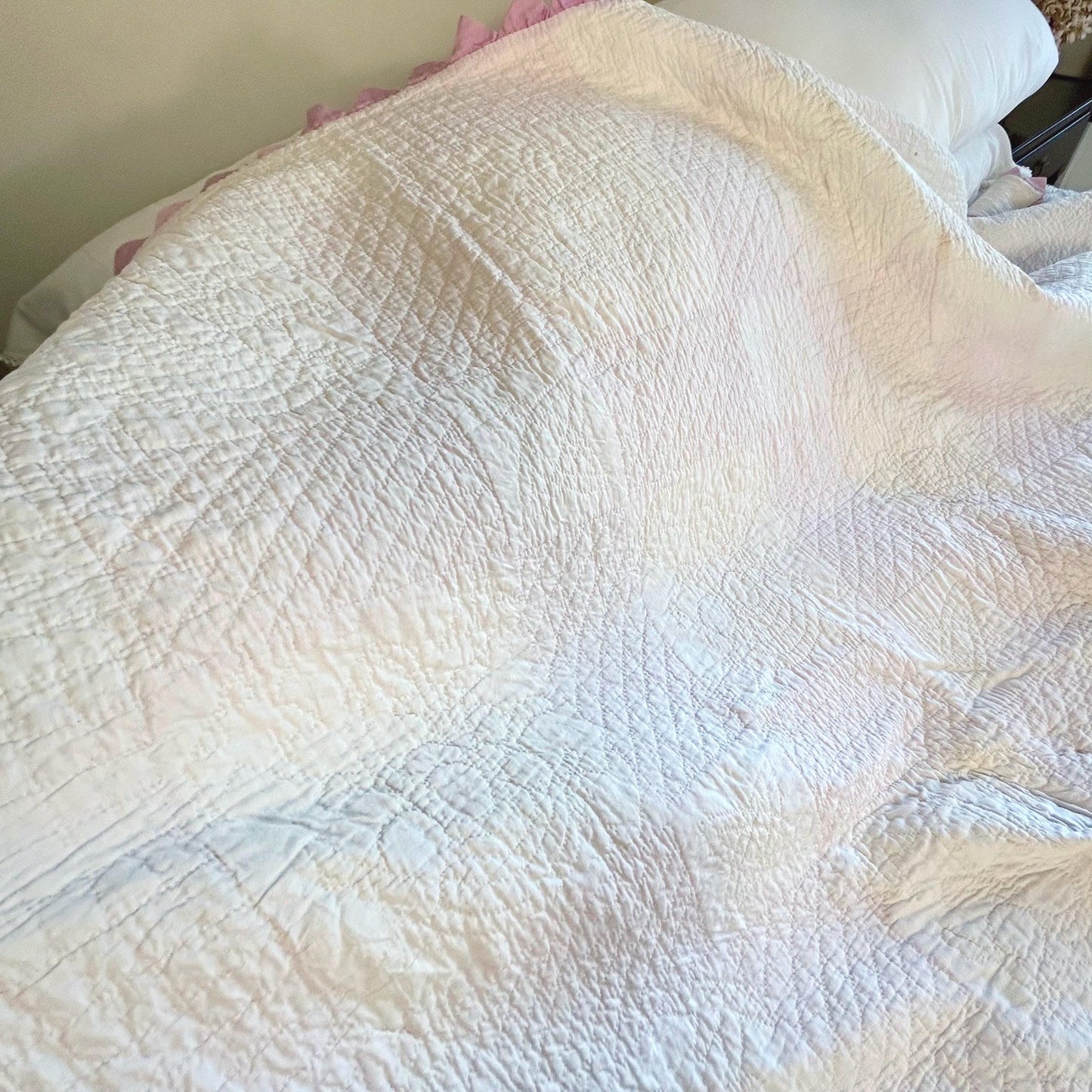 Simply Beautiful Vintage Handmade Embroidered Floral Baskets Pink and White Quilt with Prairie Points Trim