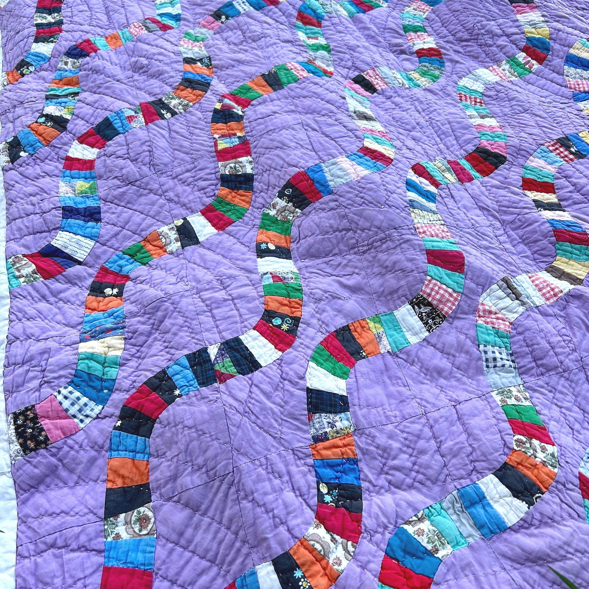 Awesome Rare Vintage Handmade Serpentine Snake Trail Quilt with Purple Background 72inx62in